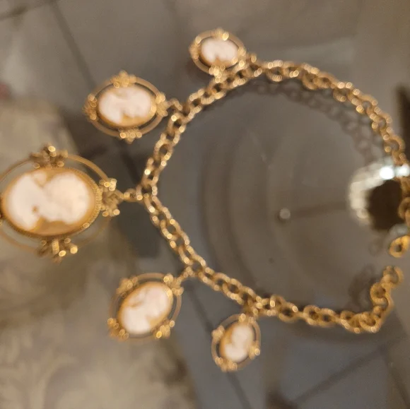 Unique Vintage Gold and Cream Cameo Necklace - Picture 6 of 6